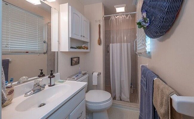 Building Photo - 8850 Breezewood Dr