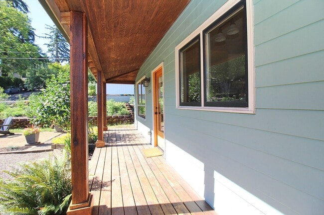 Building Photo - 9233 SW Brier Pl