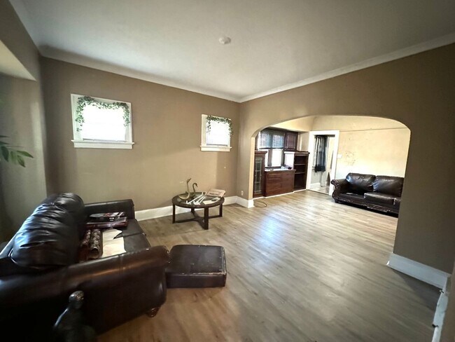 Building Photo - 4 Bedroom Single Family Home in Milwaukee