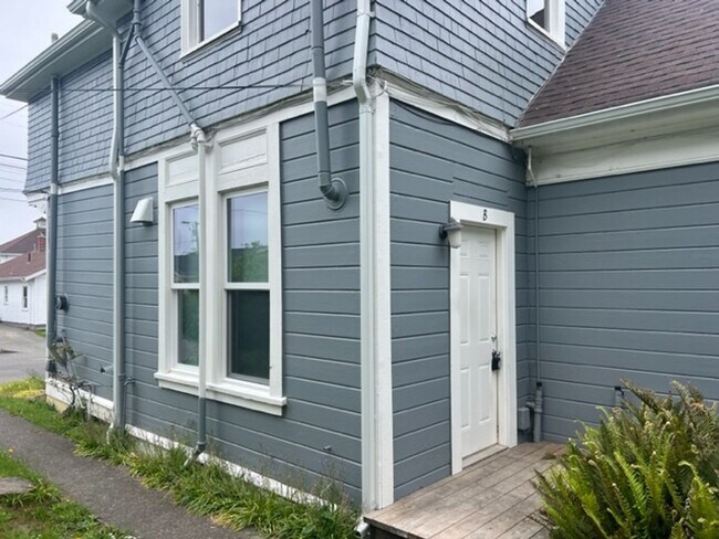 Building Photo - 813 C St