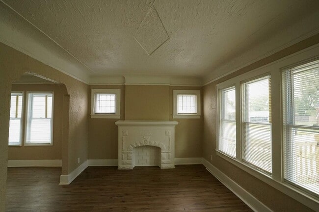 Building Photo - This beautifully updated 3-bedroom, 1-bath single-family home is ready for move-in!