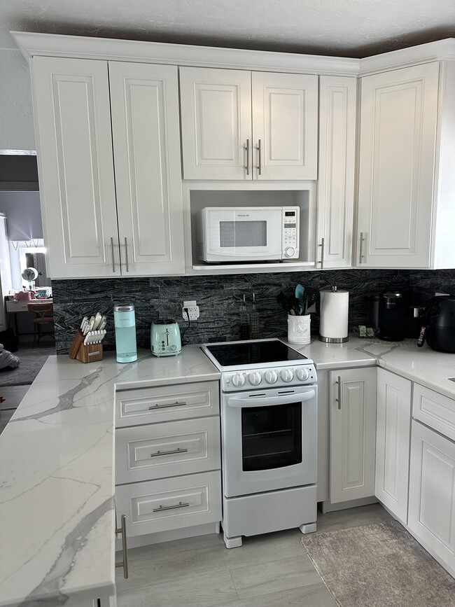 Kitchen/granite counter tops. - 318 Madison St