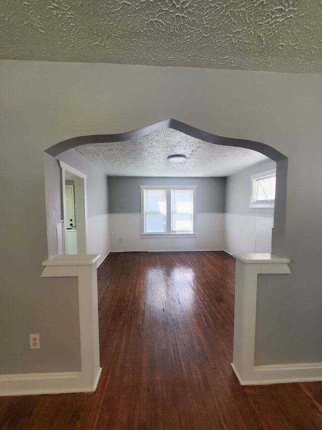 Building Photo - 2 BEDROOM SINGLE FAMILY HOME