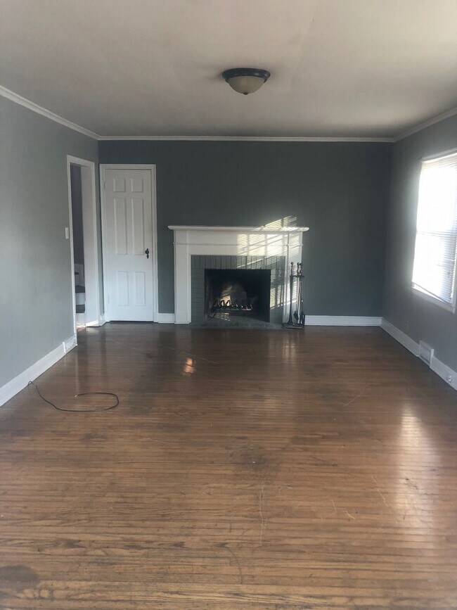Building Photo - 3 Bedroom Town House/Appointment Only