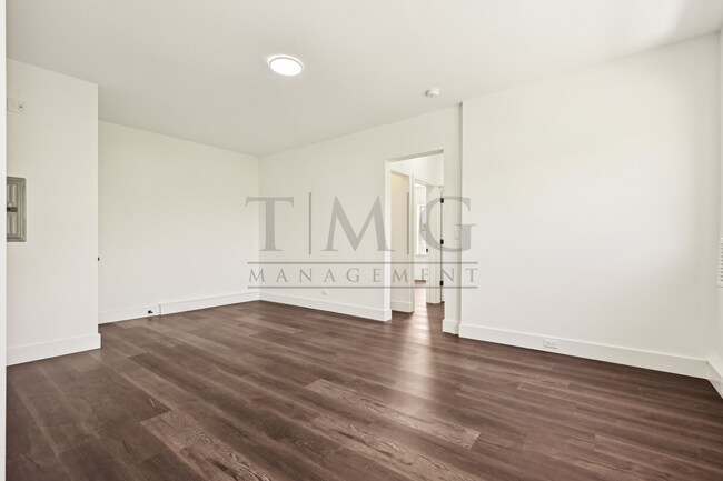 Foto del edificio - Freshly Renovated 2 Bed in Andersonville: Separate Kitchen, In-Unit Laundry, Flooded with Sunlight!