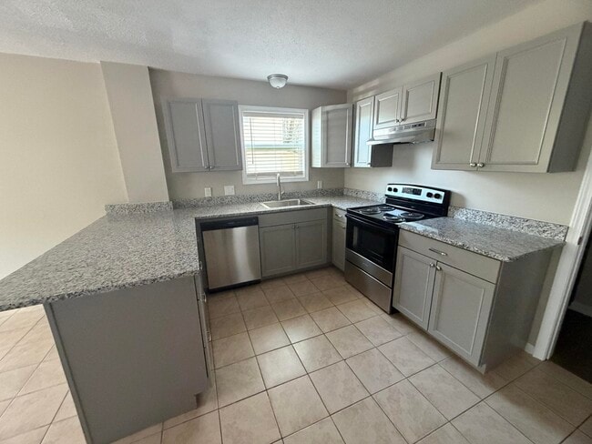 Foto del edificio - 124 Hampton Dr