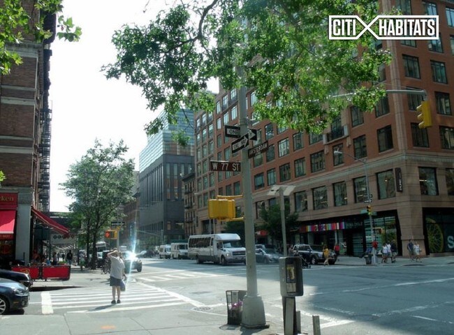 Building Photo - 172 W 77th St