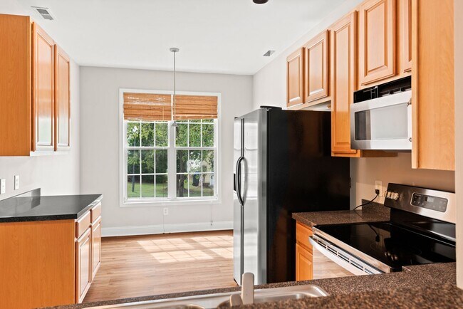 Building Photo - Beautiful 3 bedroom 3.5 bath with bonus room!