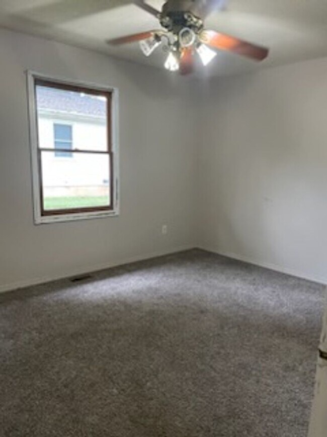 Building Photo - 741 S New Ave
