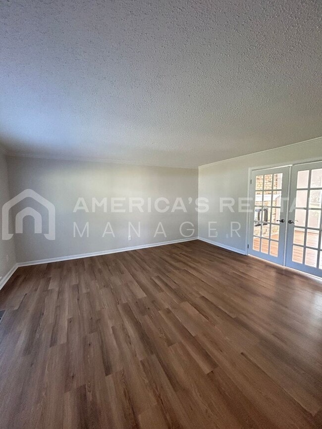 Building Photo - Townhome for rent in Hoover! Sign a 13 mon...