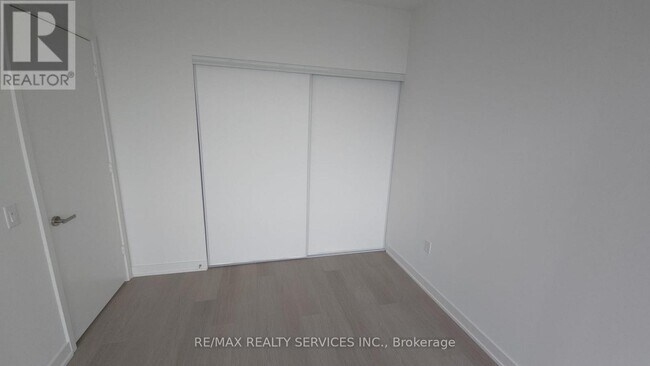 Photo du bâtiment - 448 Burnhamthorpe Rd W