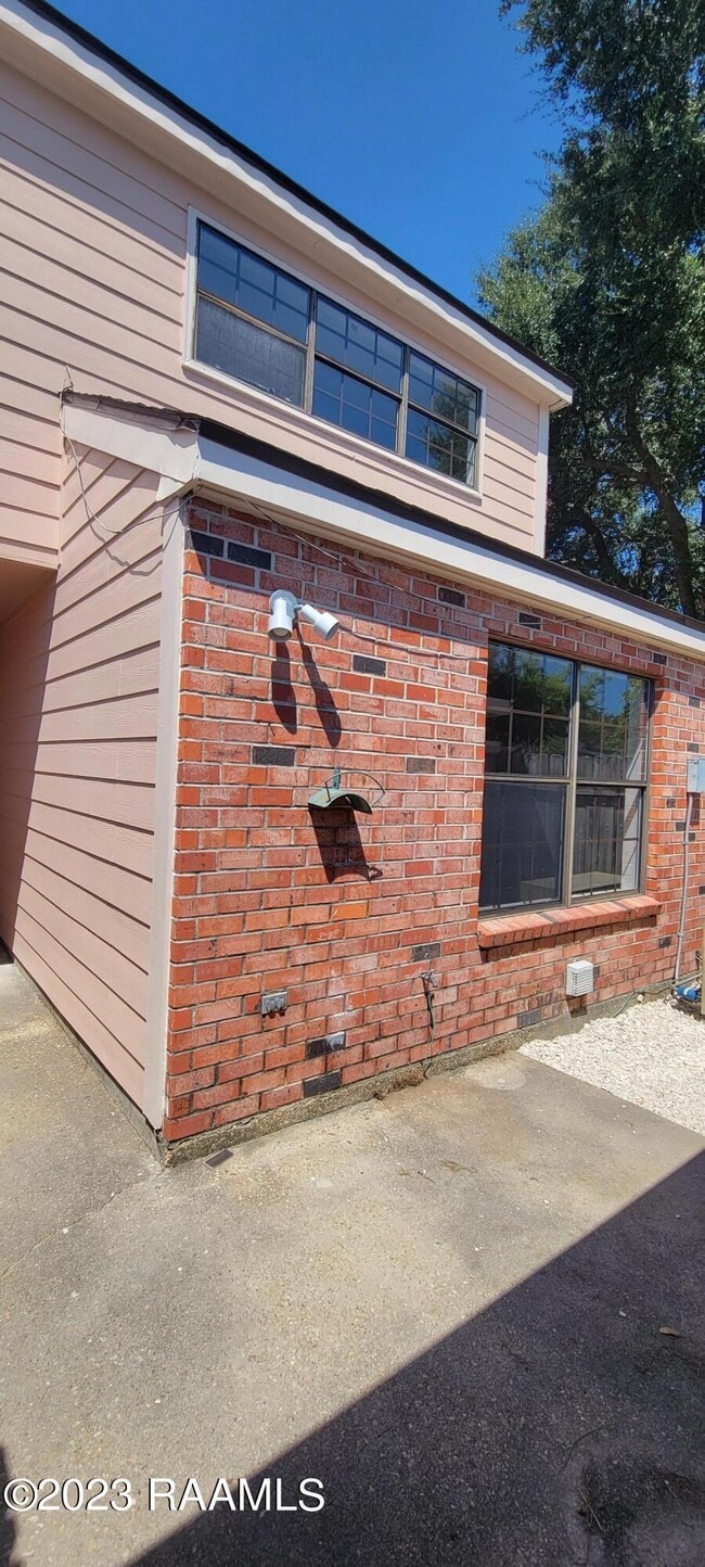 Building Photo - 400 W Brentwood Blvd