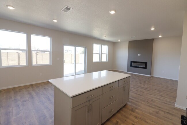 Building Photo - Now Leasing in Bend – 4/2.5 New Constructi...