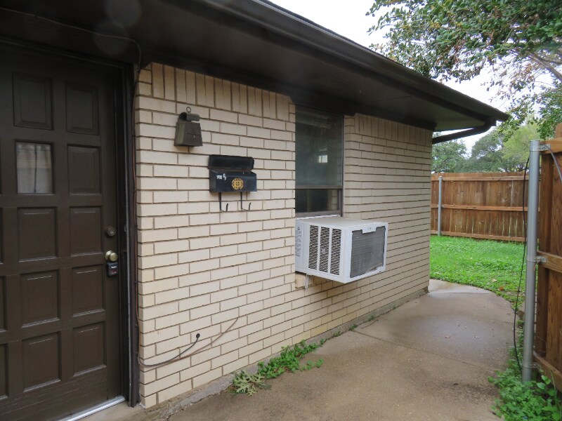 Primary Photo - 306 Hollyhill Ln