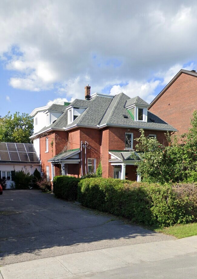 Building Photo - 162 Boul Du Mont-Bleu