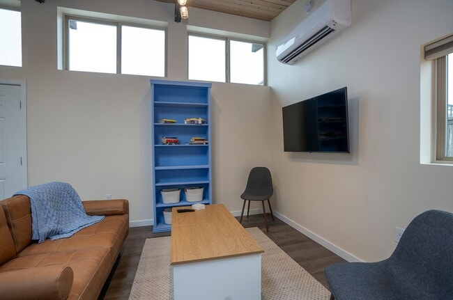 Foto del edificio - Fully Furnished Bungalow with Studio Living and Scenic Views in Tacoma!