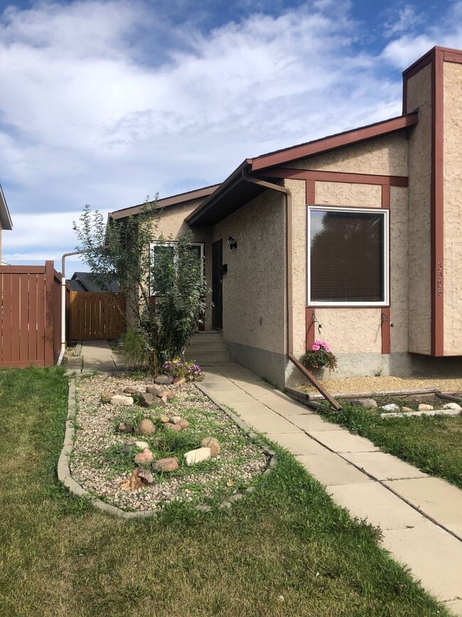 Building Photo - 2 Bed 1 Bath Unit in Edmonton, AB