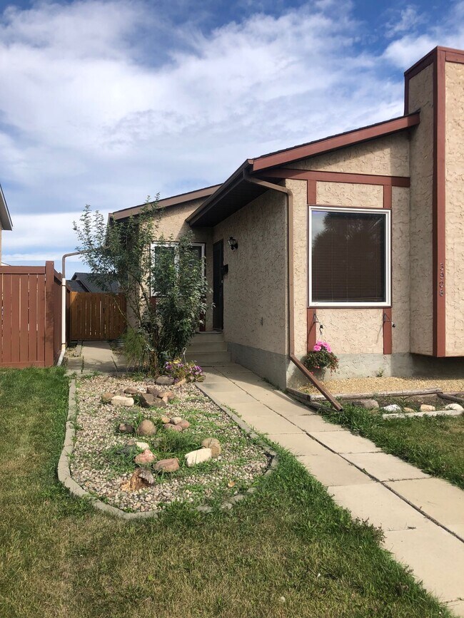 Photo du bâtiment - 2 Bed 1 Bath Unit in Edmonton, AB