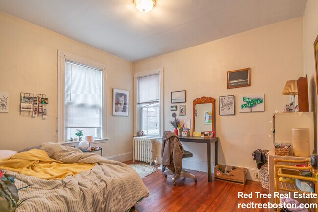 Building Photo - 452 Centre St