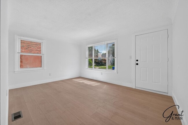 Foto del edificio - 3 Bedroom - 1 Bath - Warrendale - $1450