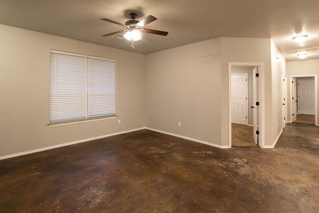 Building Photo - 3-Bed, 2-Bath Duplex with Waterway Views -...