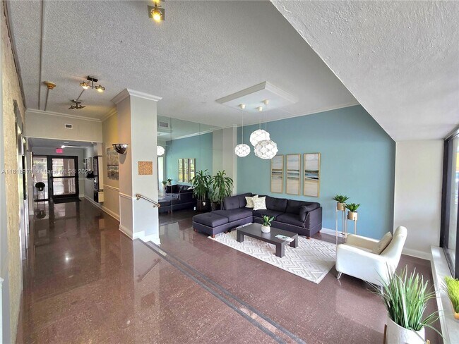 Foto del edificio - 2500 NE 135th St