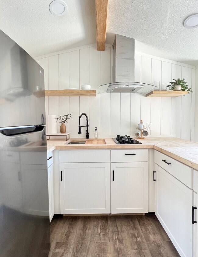 Kitchen - 1006 Fullerton Ave