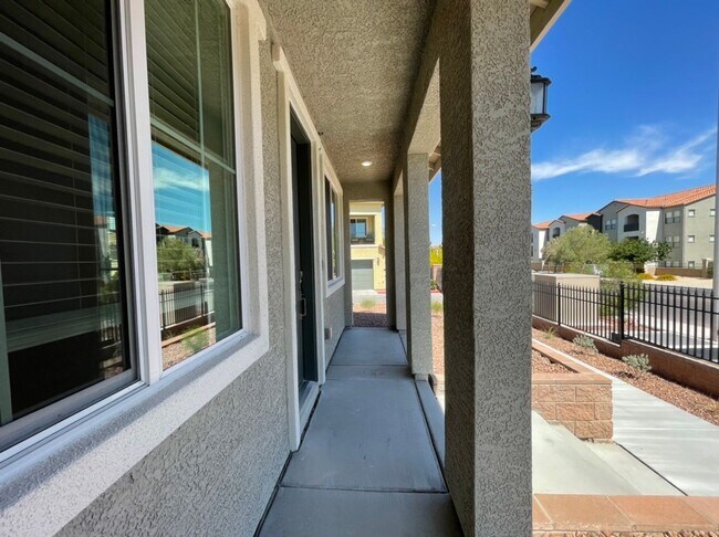 Building Photo - GATED 3 BED 3 BATH 2 CAR GARAGE TOWNHOUSE w/ LOFT + ROOM DOWNSTAIRS & COMMUNITY POOL IN HENDERSON