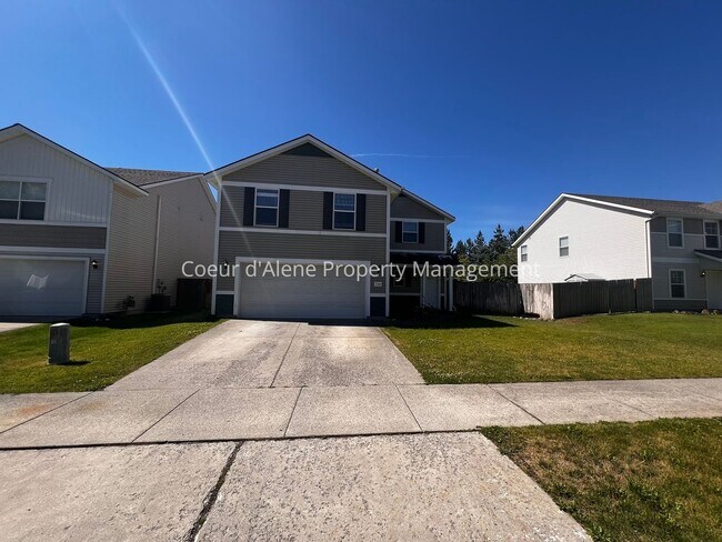 Building Photo - 4 bed house in Hawk's Nest!
