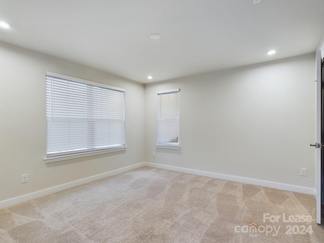 Building Photo - 9765 Oaklawn Blvd NW