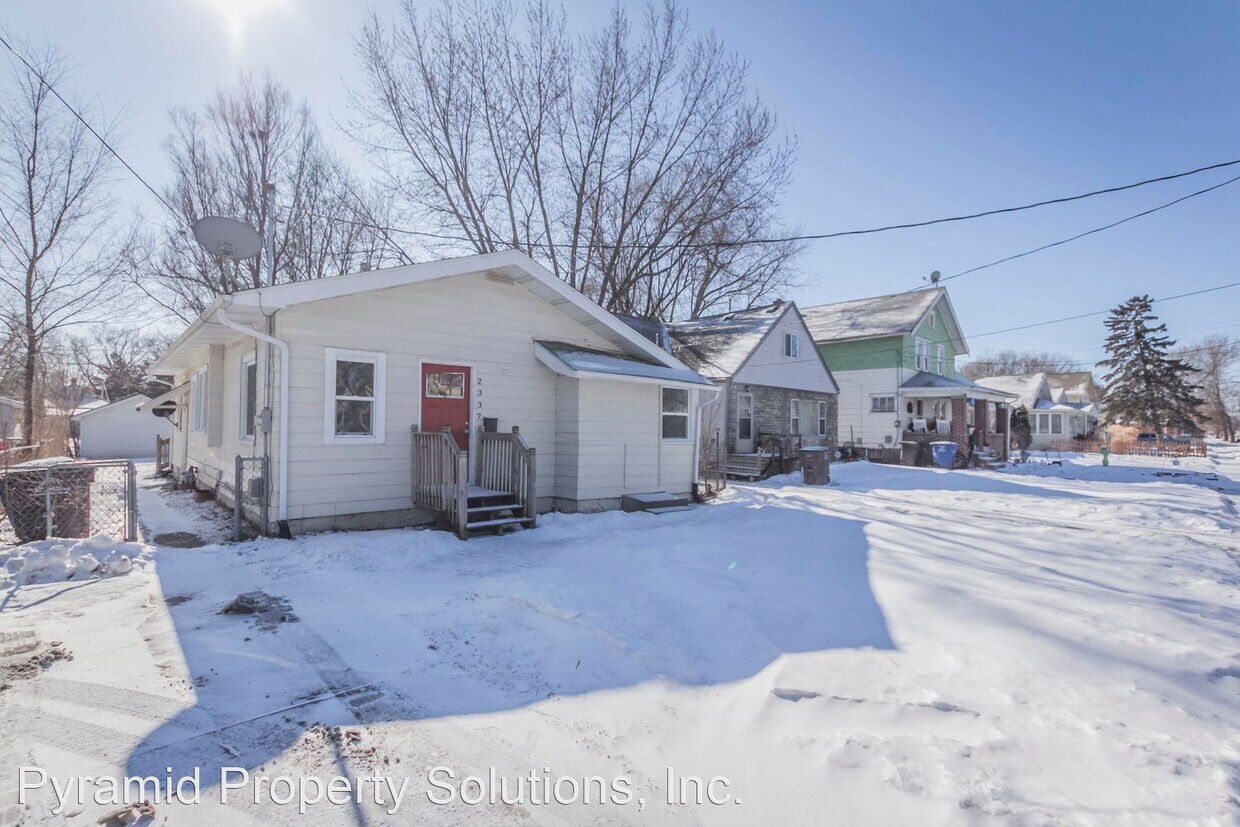 Primary Photo - 3 br, 1 bath House - 2337 E Grand Ave