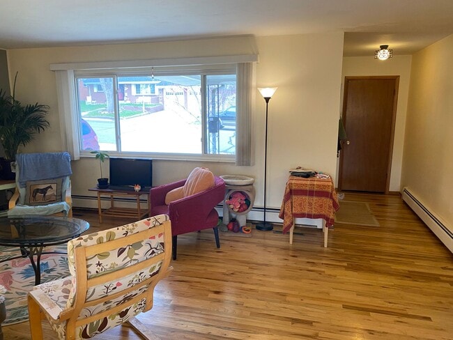 Foto del edificio - Charming 2 Bed / 1 Bath in PRIME Longmont Location – Garage + Yard + Fruit Trees