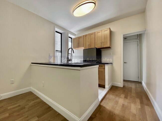 Foto del edificio - 12 Pinehurst Ave