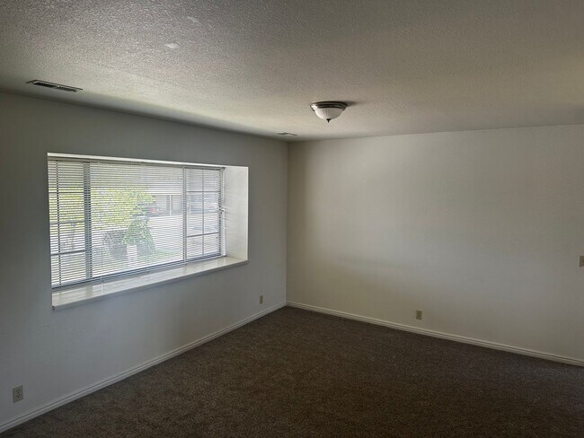 Foto del edificio - 2 Bedroom, 1 Bath, top floor Apartment