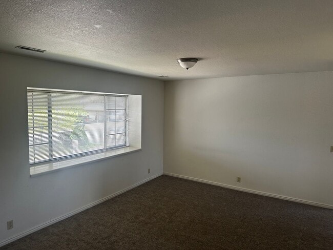 Building Photo - 2 Bedroom, 1 Bath, top floor Apartment