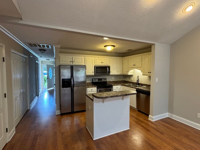 Building Photo - 823 Bryan Cir