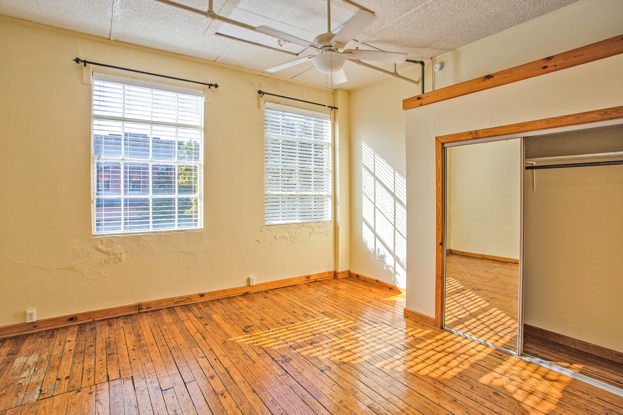 Más adelante en el pasillo se encuentra el dormitorio con vestidor. Las ventanas dan a la calle N Hamilton. - 225 Depot St