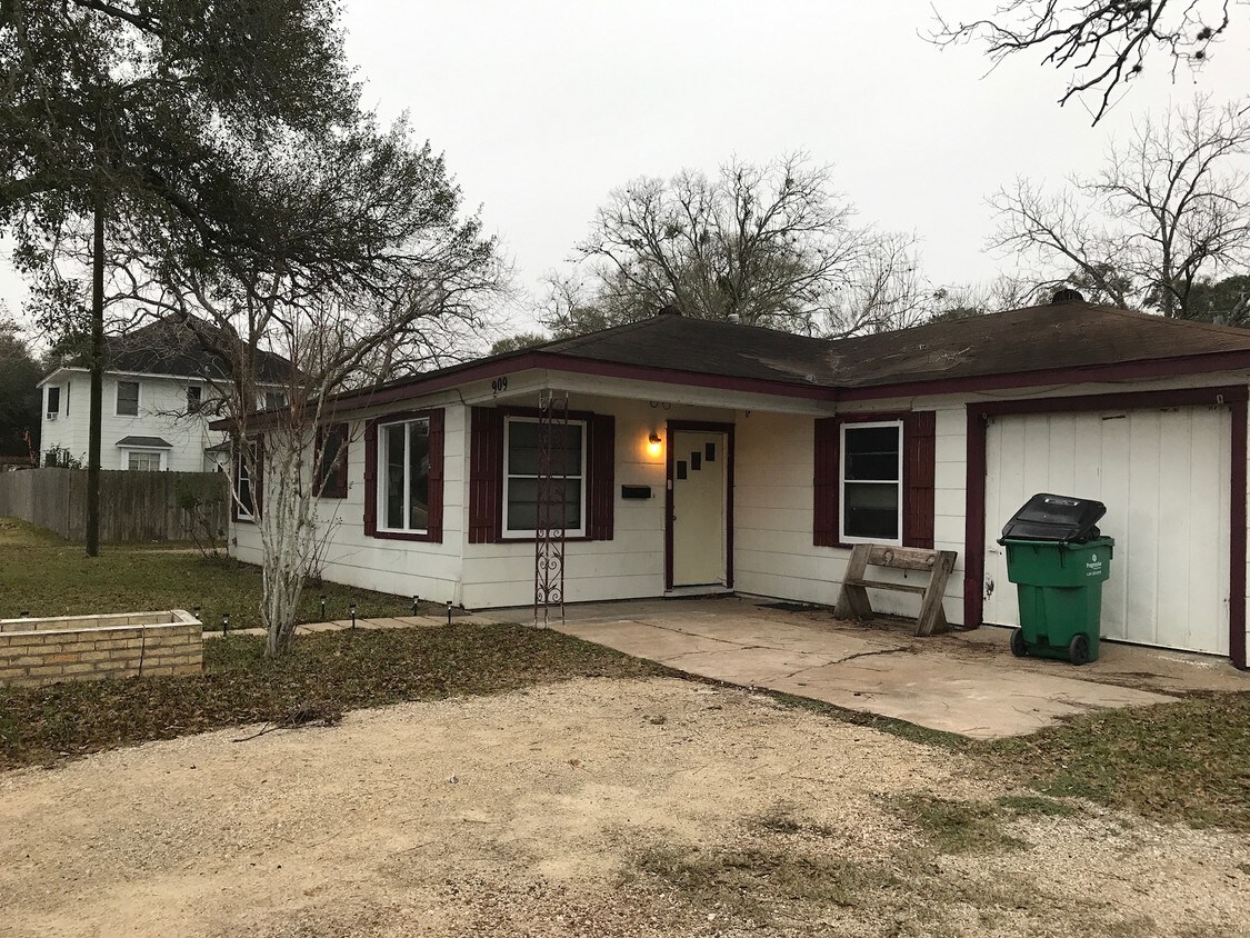 Primary Photo - 909 Avenue C