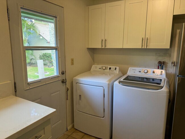 Building Photo - 3/2/2 Townhouse at Village Green