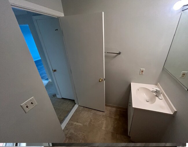 Foto del edificio - 535 Calef Rd