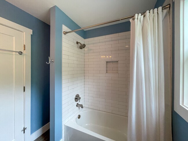 Foto del edificio - Beautiful Three-Bedroom in Swannanoa
