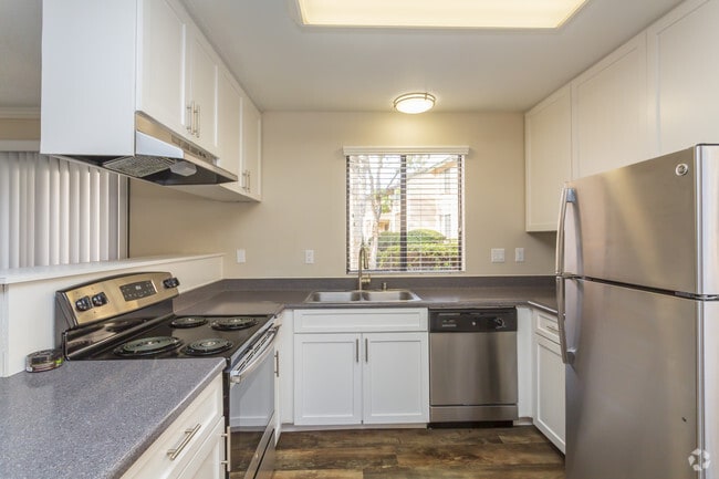 2 BR, 2 BA - 905 SF - Park Bonita