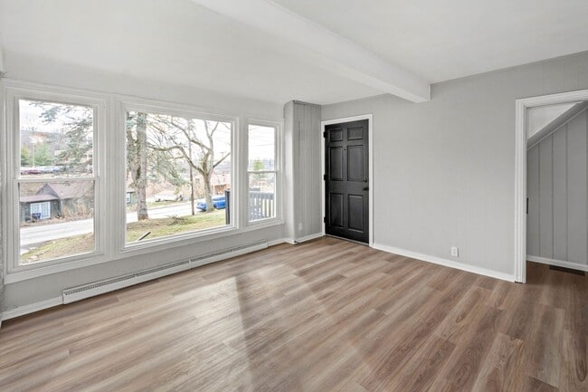 Building Photo - 527 Orchard Drive