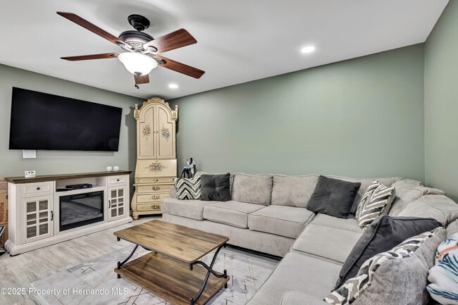 Building Photo - 6395 Pinestand Ct