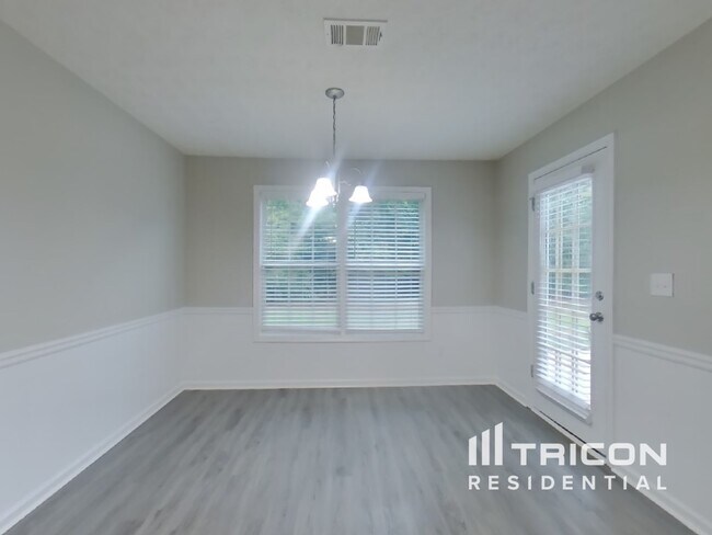 Building Photo - 828 Redan Way