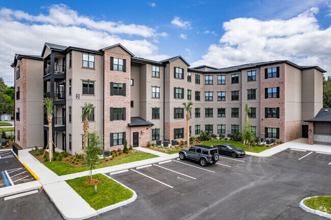 Building Photo - Lamplighter Legacy