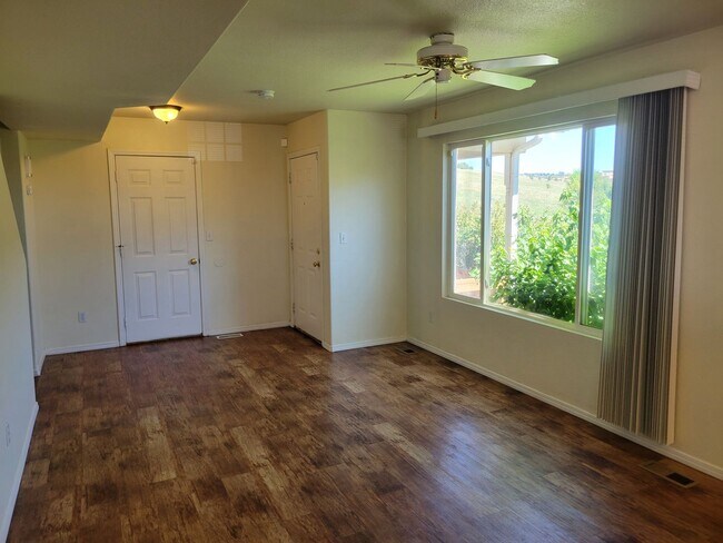 Building Photo - 3 Bed, 2.5 Bath Townhome With AC