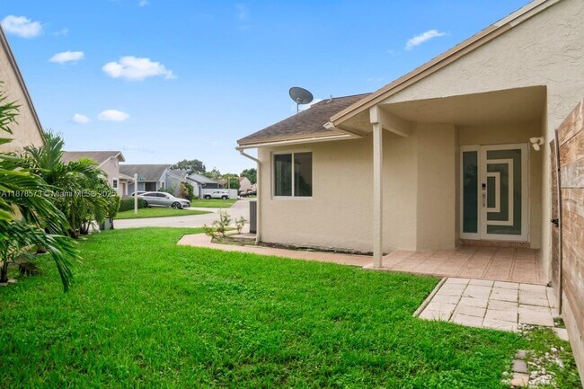 Building Photo - 11041 SW 11th Ct