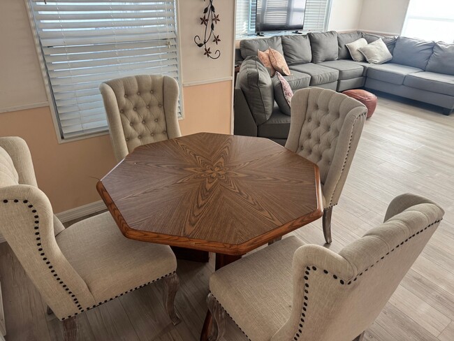 Photo - 469 Needle Palm House