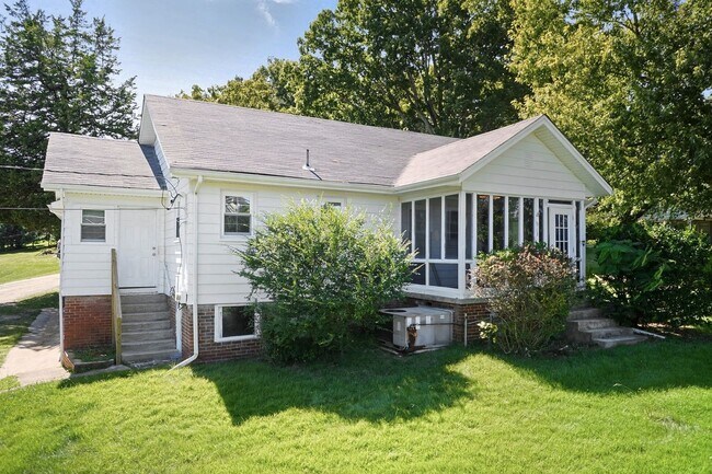 Foto del edificio - Four Bedroom Home!